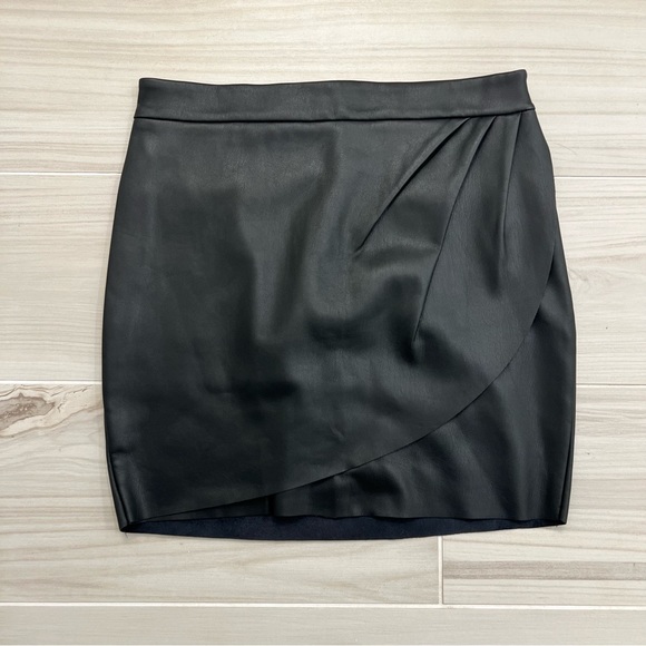 NWT Mini Skirt by Express, Black | Women’s Size 6 - Picture 1 of 6